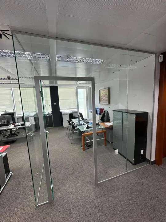 Mamparas de oficina en cristal laminar 5+5 mm. con puerta a juego