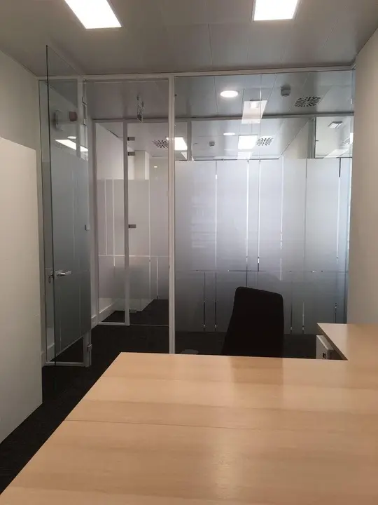 Mampara de Oficina en cristal laminar 5+5 mm. con puerta a juego y vinilo exclusivo