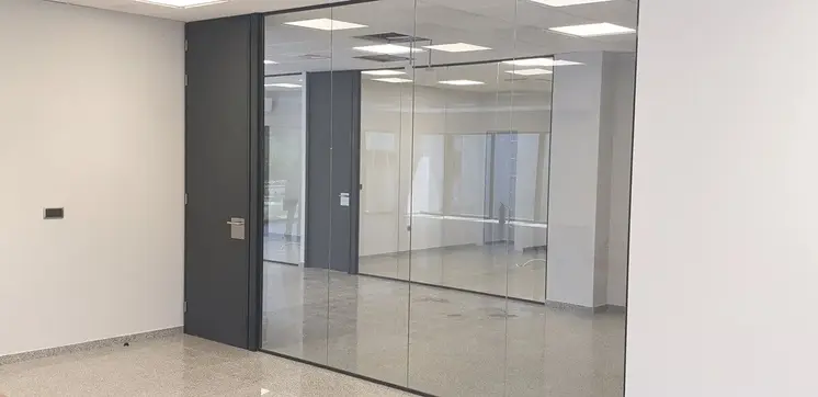 Mampara de vidrio para oficina, con puerta en melamina Mampara de cristal para oficina con perfil perimetral fino de aluminio en negro