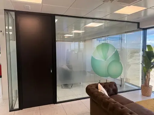 Divisoria de vidrio doble con cámara de aire interior, puerta de melamina Mampara divisoria de cristal doble con cámara interior con puerta en melamina instalada en Madrid