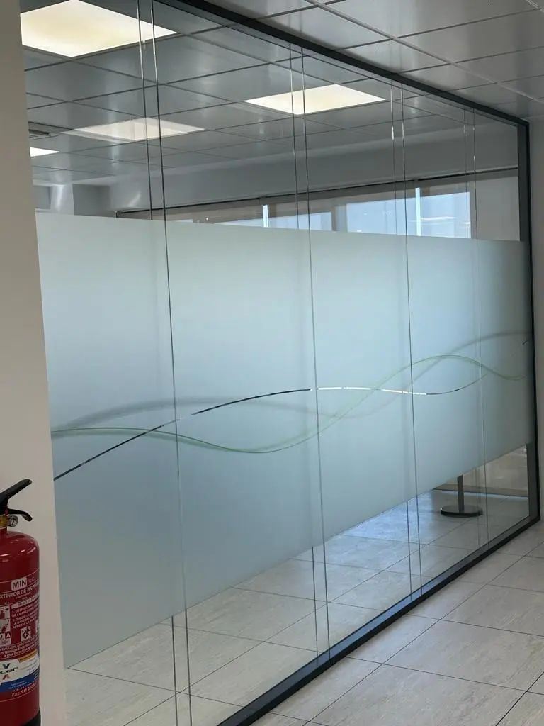 Mampara de cristal para oficina en Madrid, con lámina de vinilo exclusiva Mampara de cristal para oficina en Madrid, con lámina de vinilo exclusiva