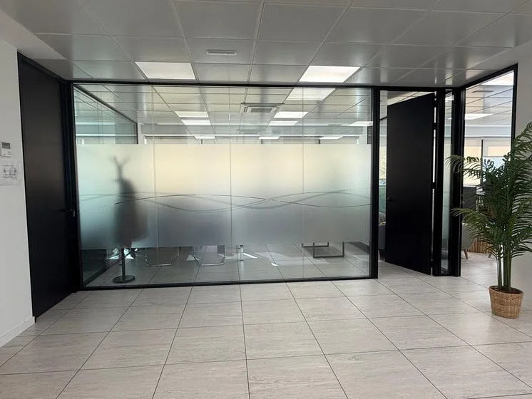 Mampara acústica doble cristal para oficina con puerta de melamina Mampara acústica doble cristal para oficina con puerta de melamina
